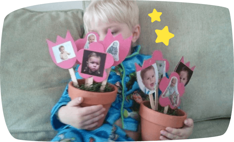 Lapsi ruukkujen kanssa, joissa on valokuvia